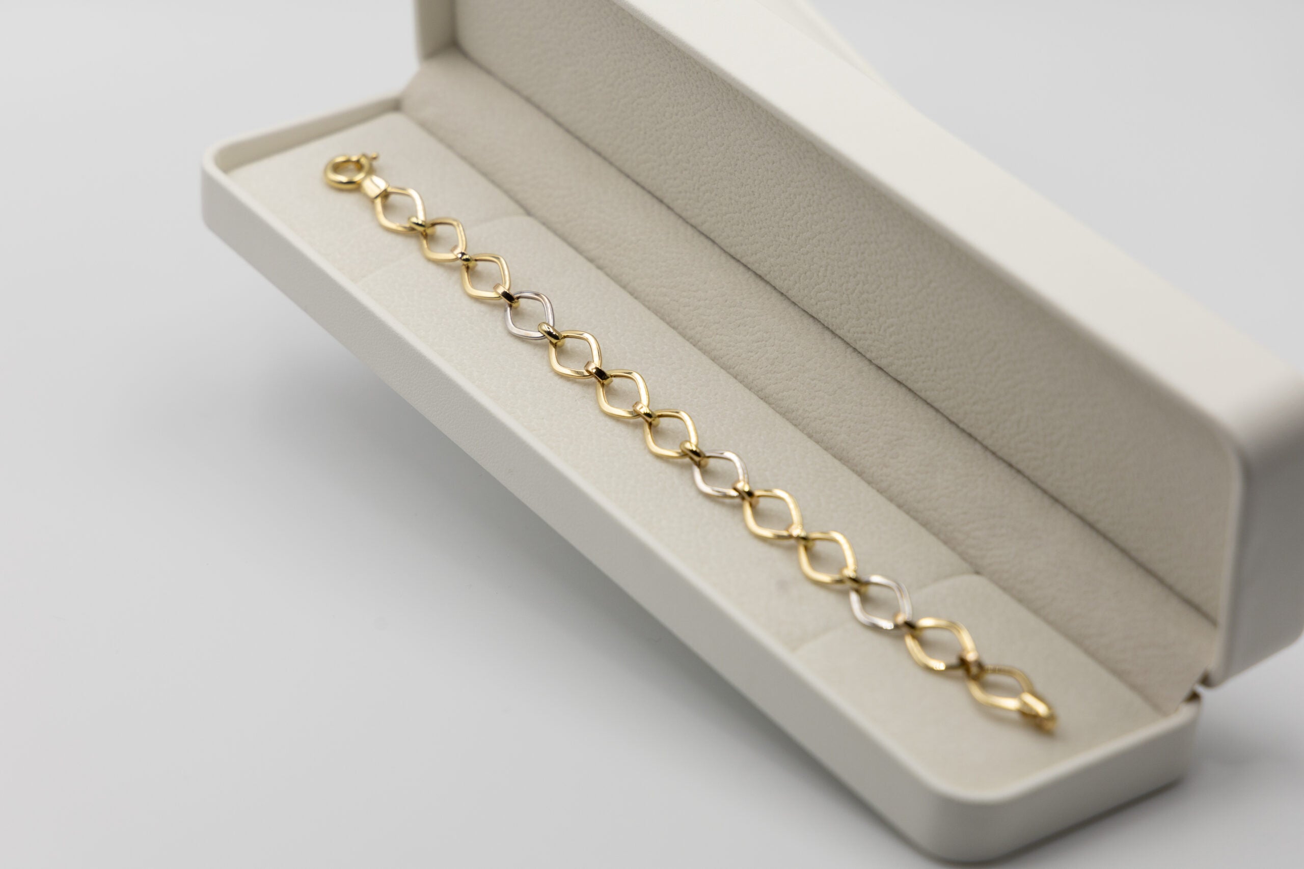 The Symbolism of Gold Bracelets: Why They’re More Than Just Jewelry