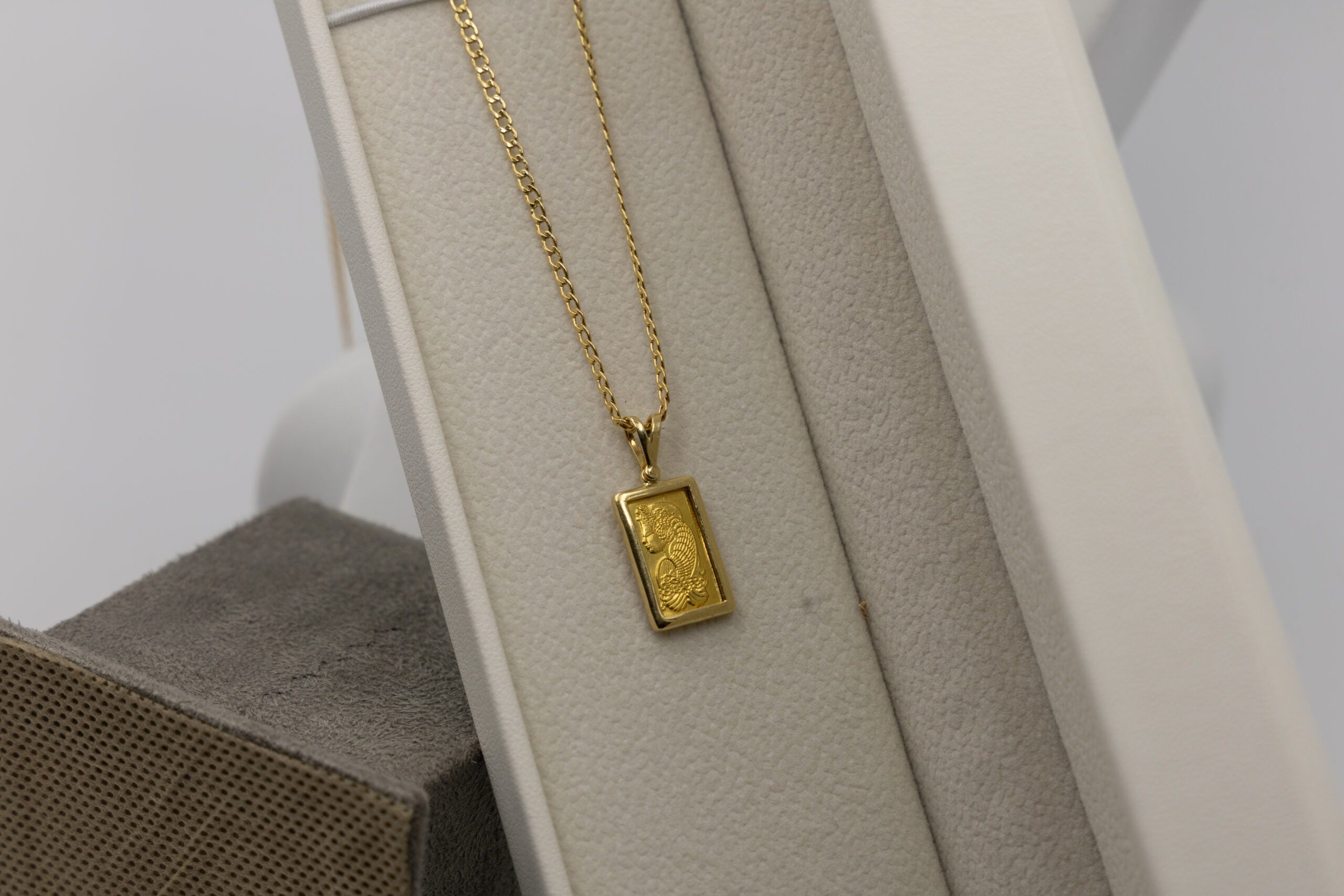 How to Pick the Perfect Gold Necklace